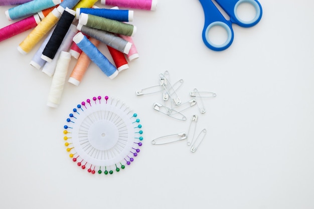 kolorowe nici i tamborek