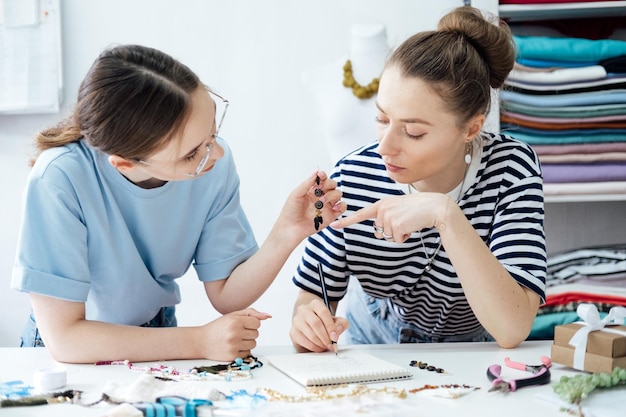 dwie haftujące osoby